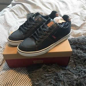 Men’s Levi’s navy leather sneakers NWT